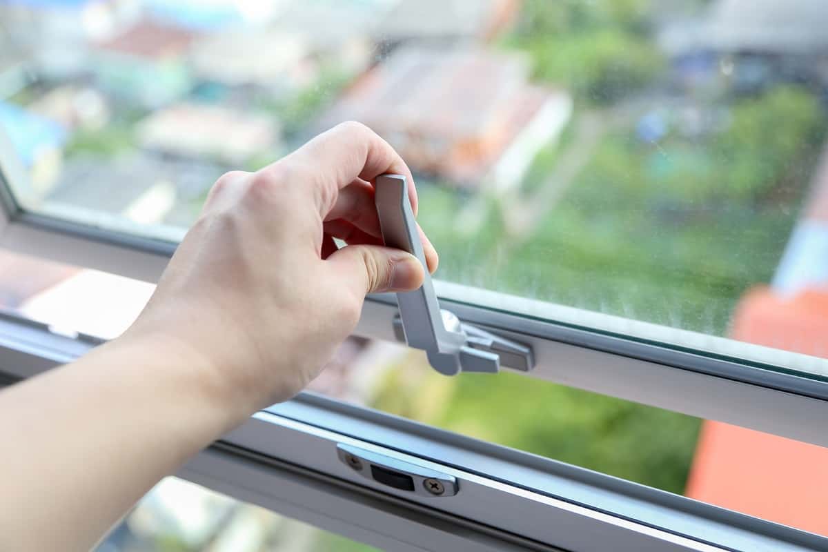 How Do Awning Windows Operate - Hand open or close the Awning Window