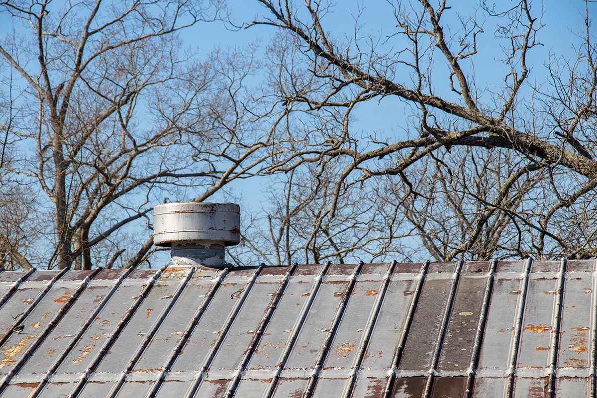 Metal roof with peeling paint and rust