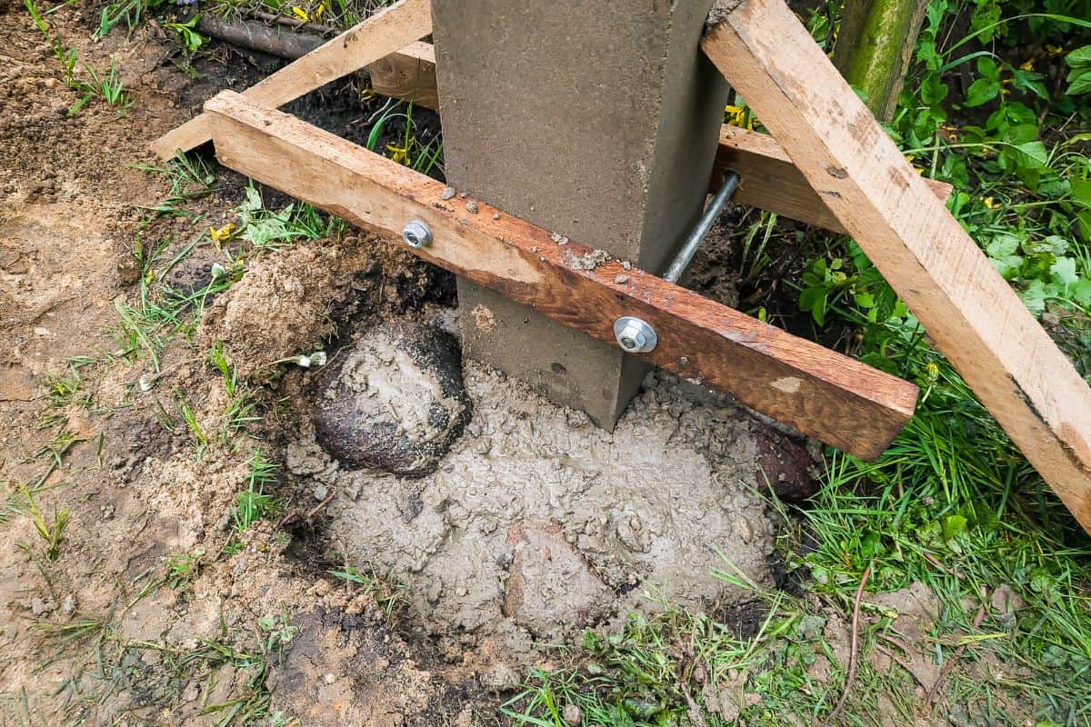Dig a deep hole in the soil to pour mortar on the fence posts to strengthen the foundation.
